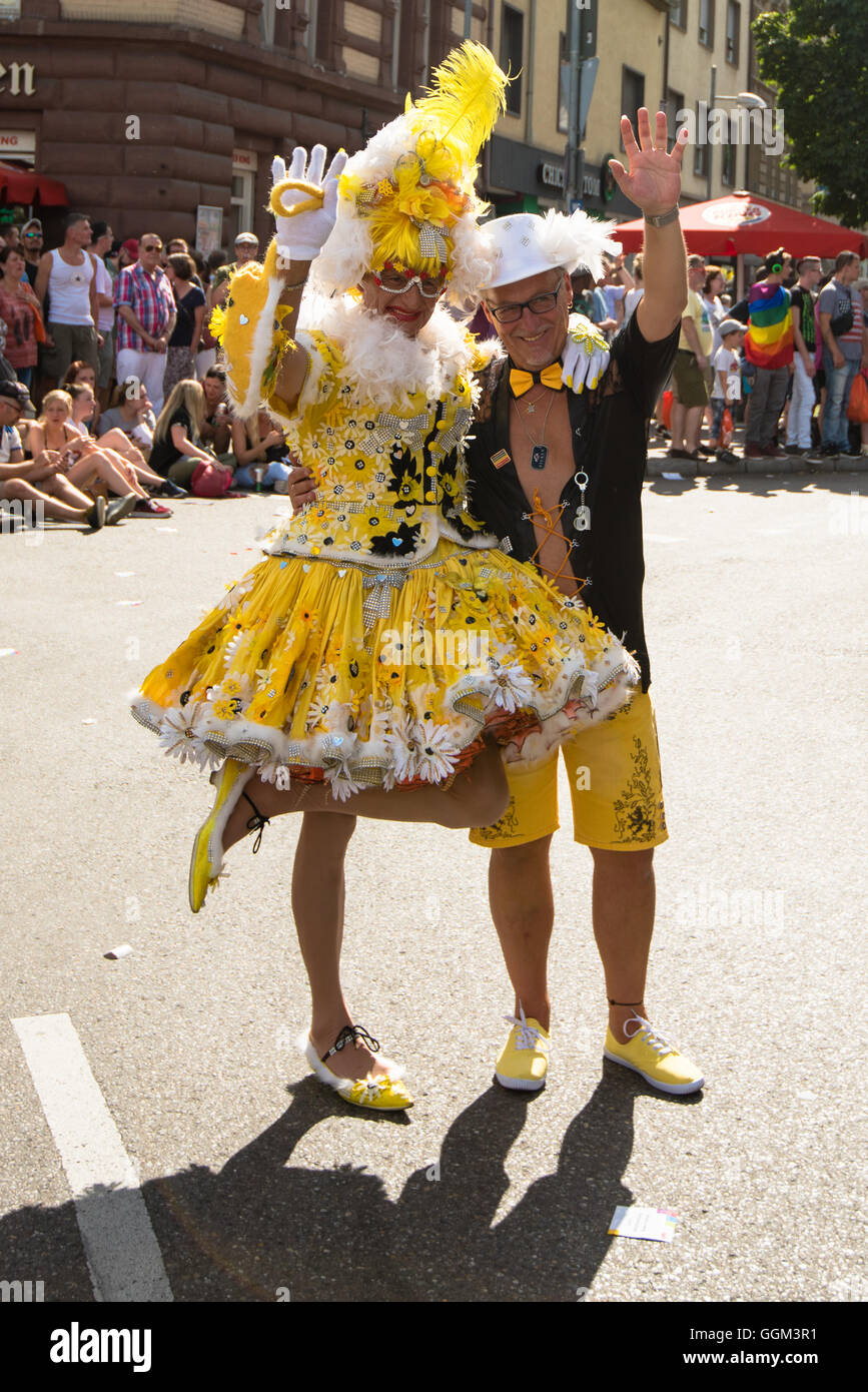 Stuttgart, Deutschland - 30. Juli 2016: Teilnehmer Christopher Street Day, das schwule & lesbischen Pride Festival in Stu feiern Stockfoto