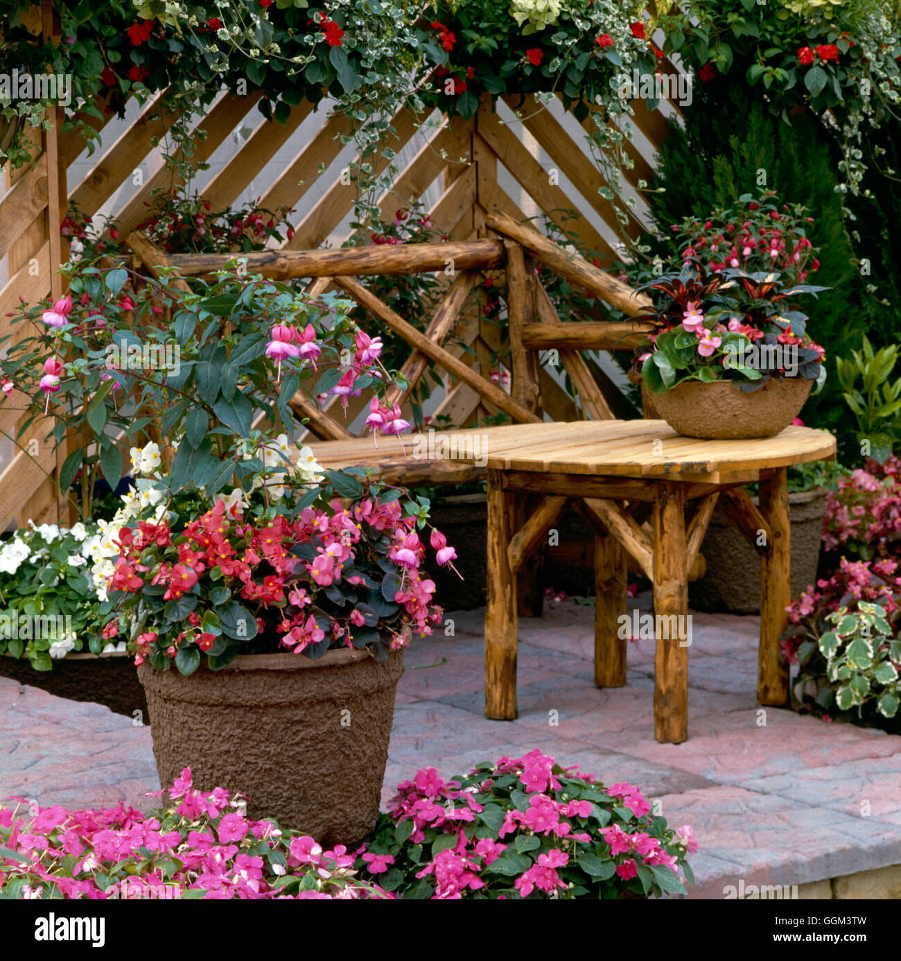 Terrasse - mit Containern der Jahrbücher und rustikalen Möbeln.   PHS021894 Stockfoto