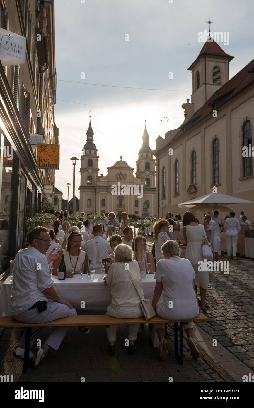 Ludwigsburg, Deutschland - 30. Juli 2016: Menschen le Diner Blanc - das weiße Dinner - genießen wo alle Gäste, d gebeten werden Stockfoto