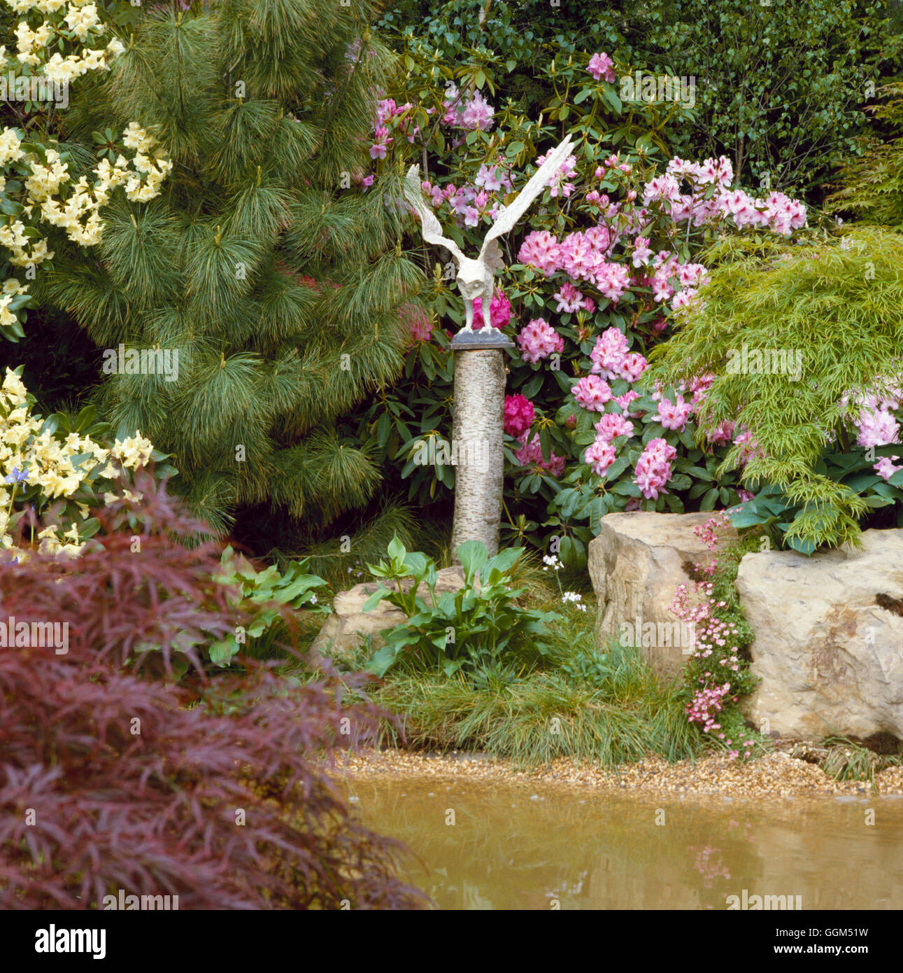 Statue - Eule als Feature im Fison Garten am Chelsea Flower Show 1991 STA034976 Fotos Hor Stockfoto