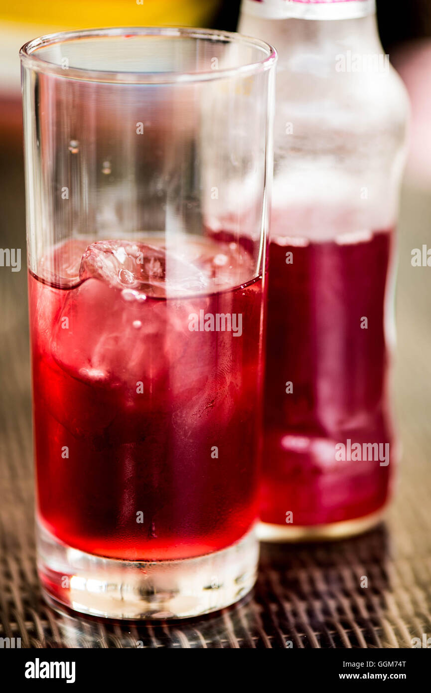 Flasche und Glas von Apple und Blackberry Saft weich Erfrischungsgetränk Stockfoto