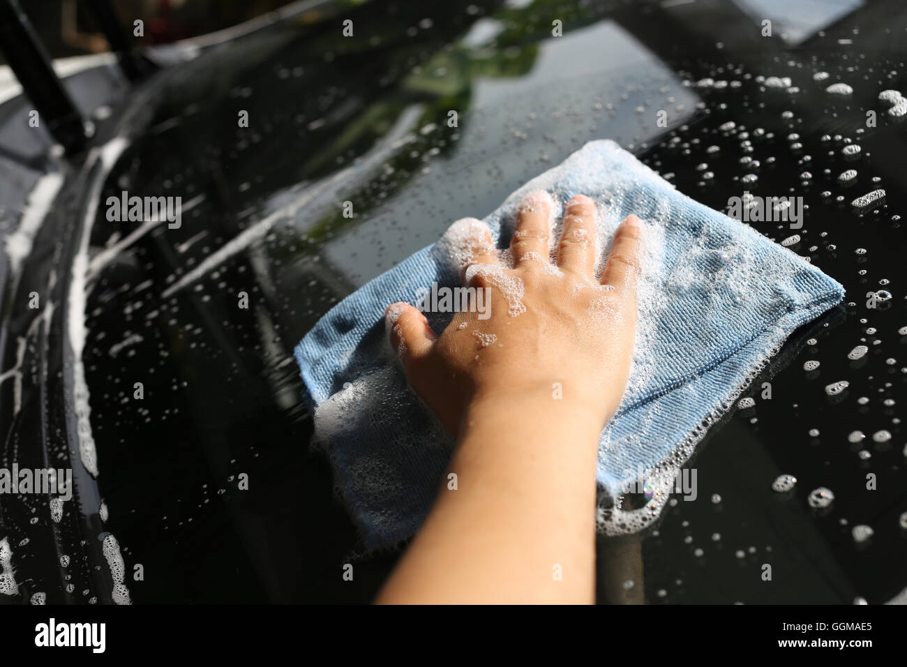 Frauen geben für Design Konzept Reinigung Fahrzeug waschen ein Auto mit Mikrofaser-Tuch. Stockfoto