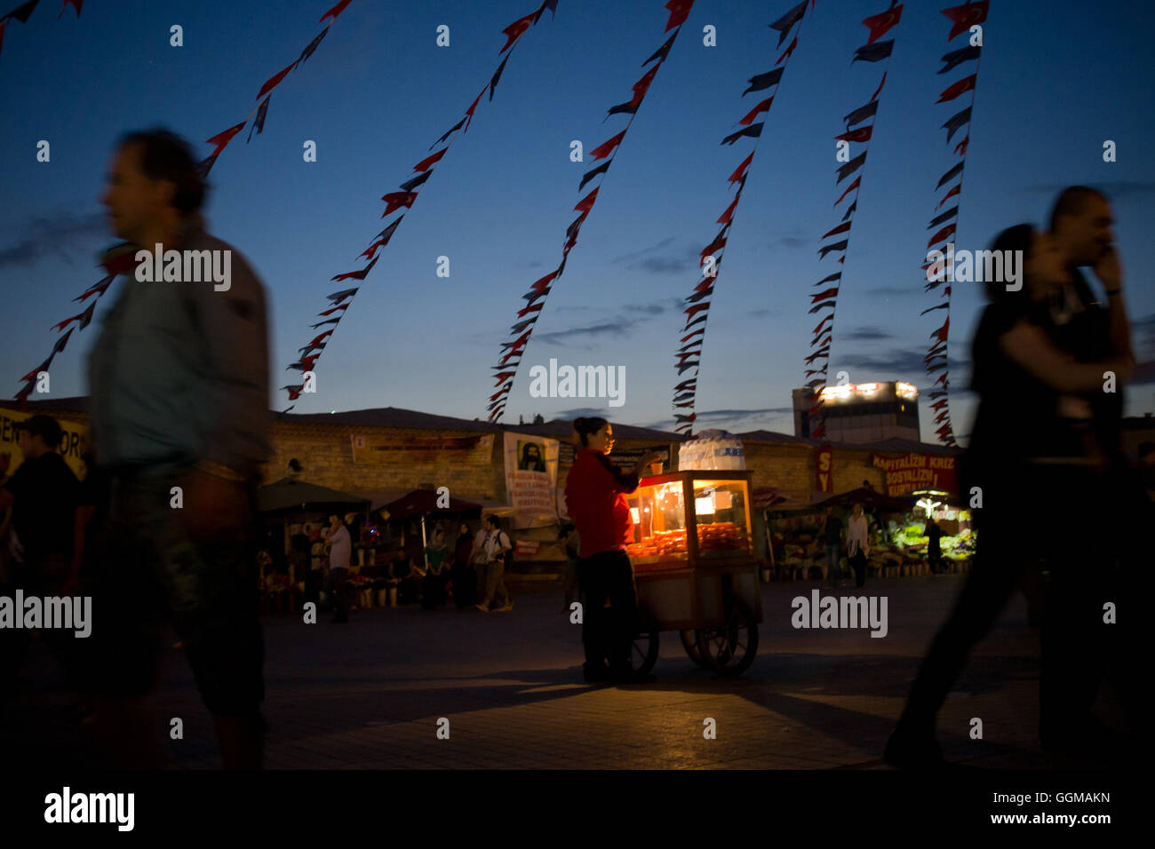 Einem Lebensmittel Straßenhändler in Taksim Square in Istanbul (Türkei) in der Dämmerung. Jordi Boixareu © Stockfoto