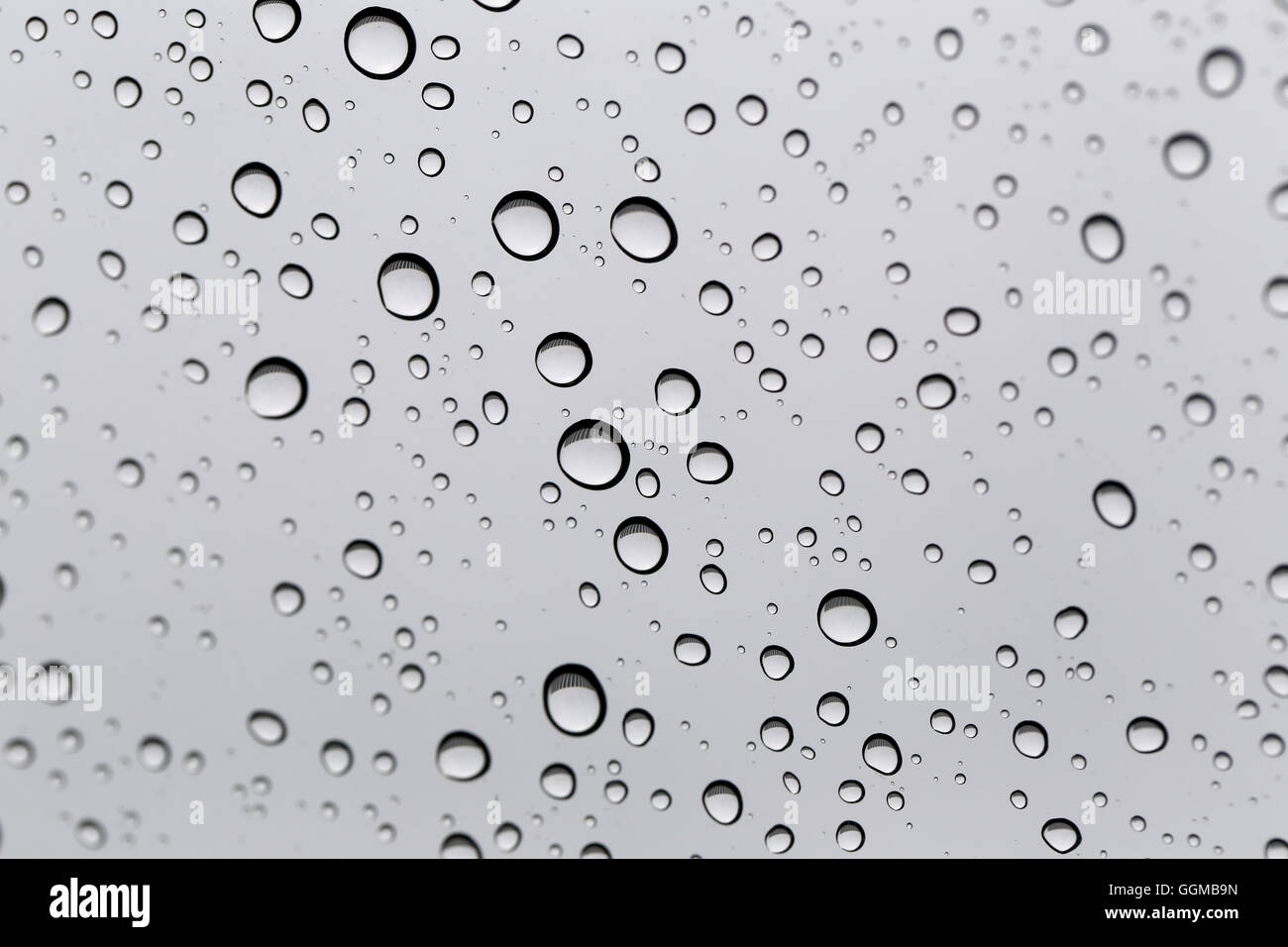 Tropfen Sie Wasser für den Hintergrund auf Glas Autofenster zu abstrakten Design und Natur-Kulisse. Stockfoto