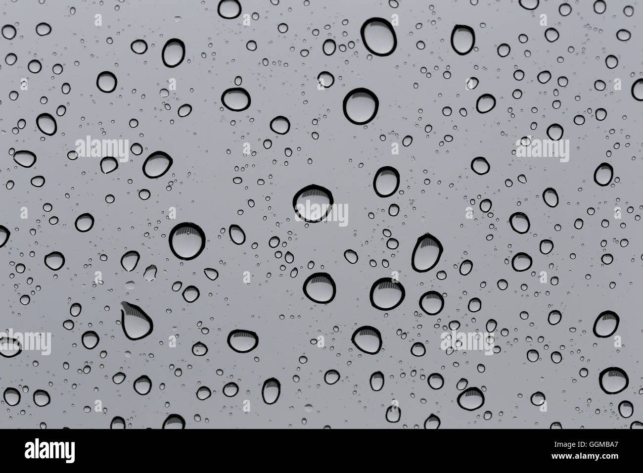 Tropfen Sie Wasser für den Hintergrund auf Glas Autofenster zu abstrakten Design und Natur-Kulisse. Stockfoto