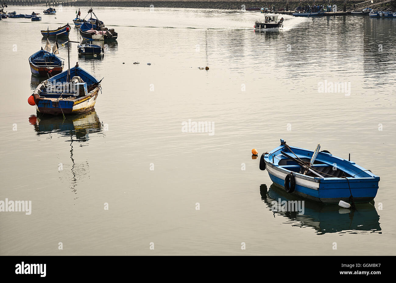 Boot und Reflexion in den Fluss der Rabat und Salè Stockfoto