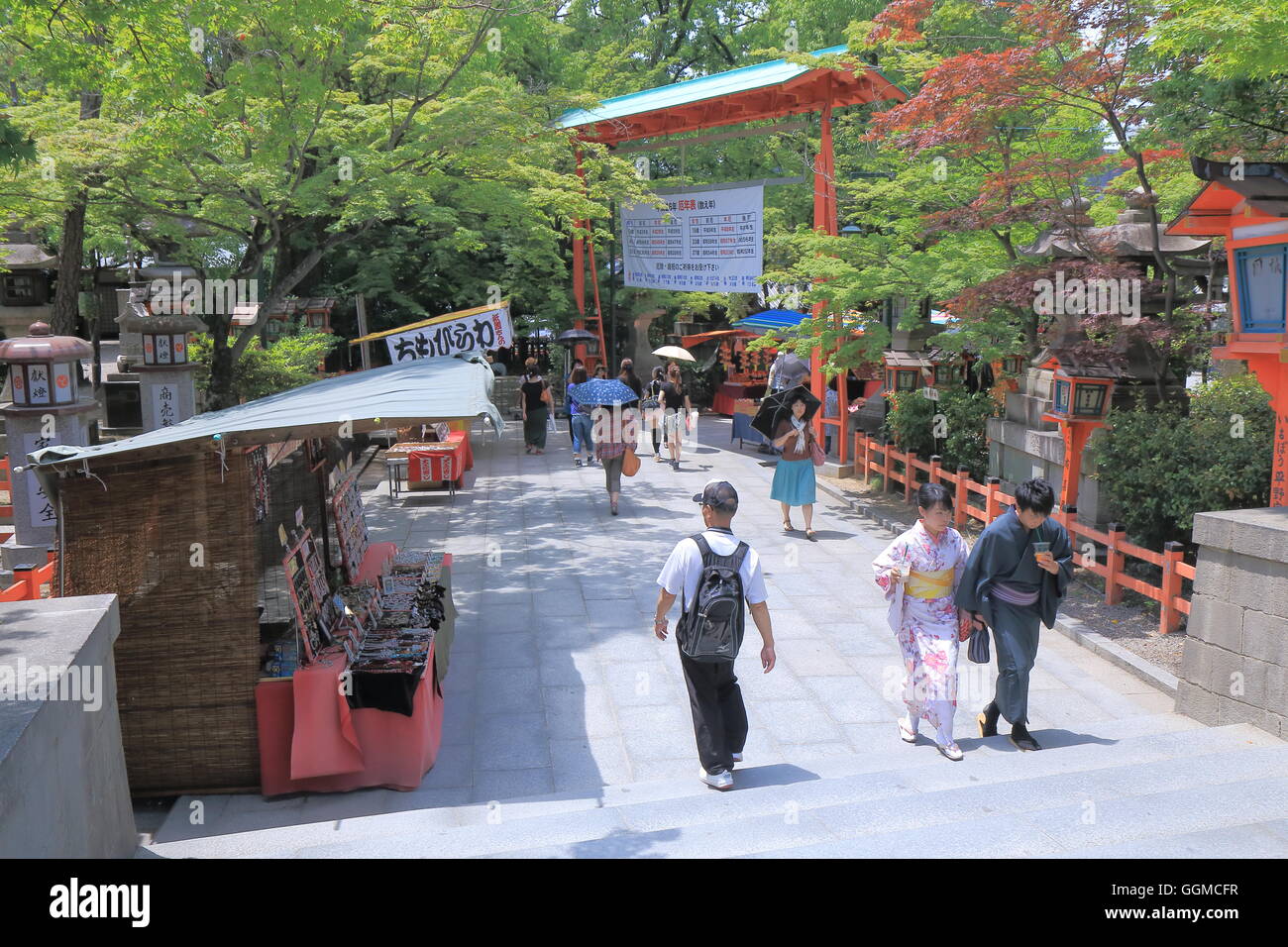 Menschen besuchen Frühsommer Festival am Yasaka-Schrein in Kyoto Japan. Stockfoto