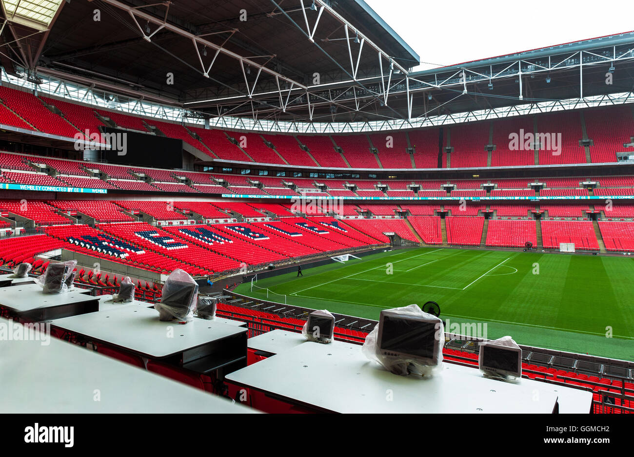 London, Großbritannien - Mai 2016: Blick auf Wembley-Stadion von den Kommentatoren-Tribüne Stockfoto