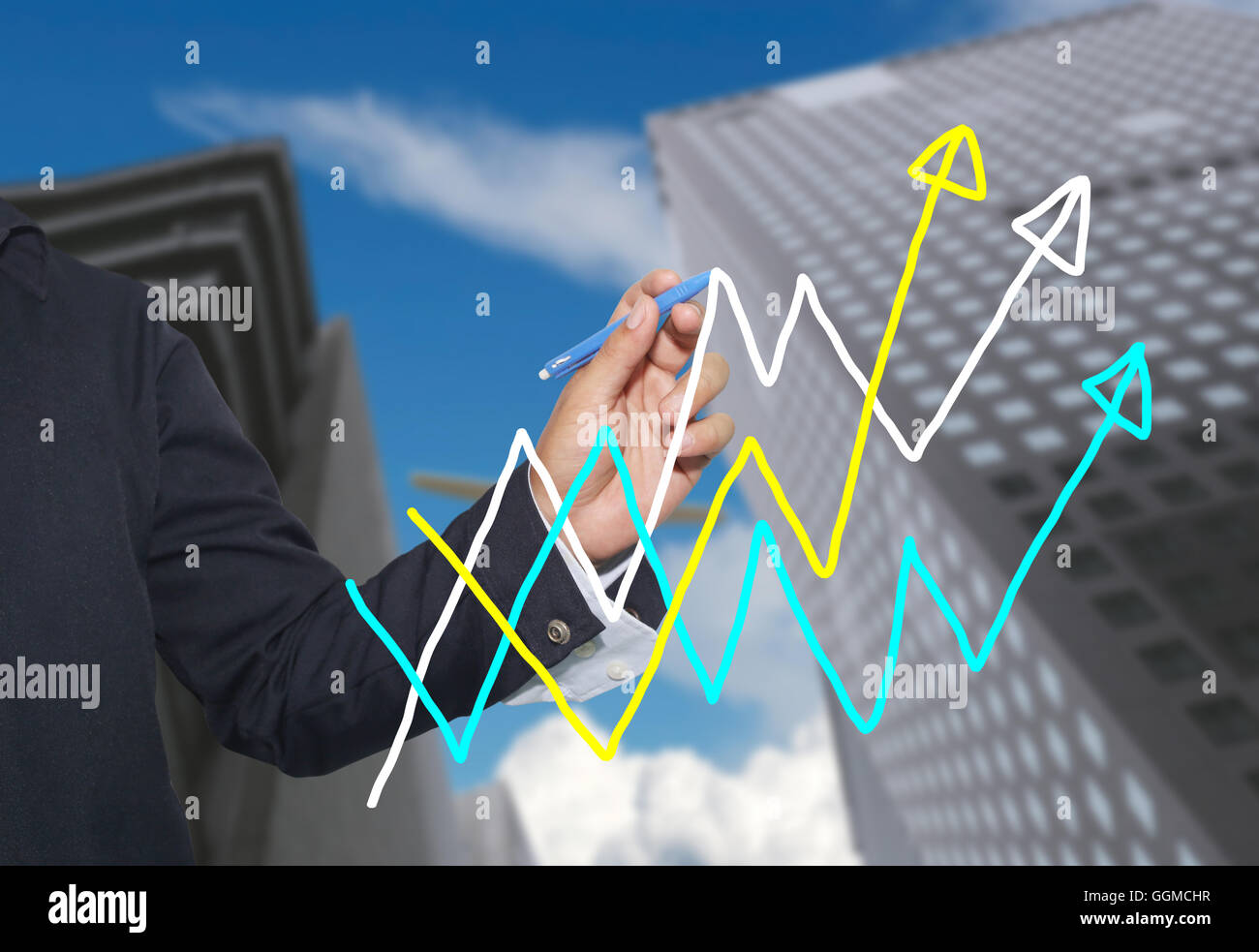 Hand der Geschäftsmann zeichnen von Grafiken ein Top wachsenden Graph Konzept der Investition Gewinn im Geschäft und haben Wolkenkratzer b Stockfoto