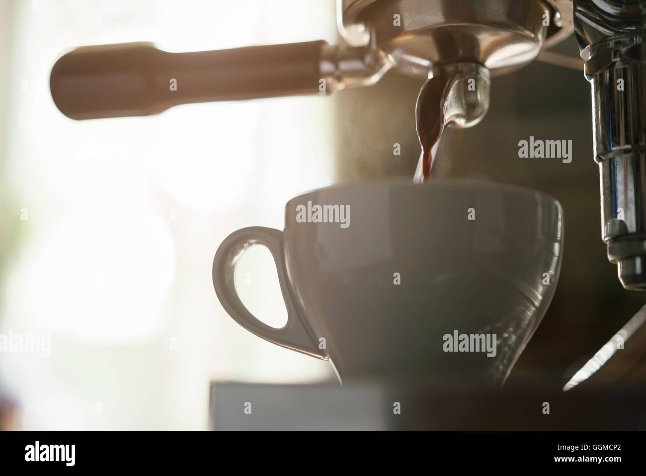 professionelle Kaffeemaschine Espresso in der Cappuccinotasse Zubereitung Stockfoto
