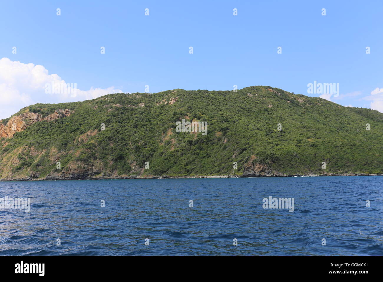 Insel und blauer Himmel an einem schönen Wetter touristische Attraktionen in Thailand. Stockfoto