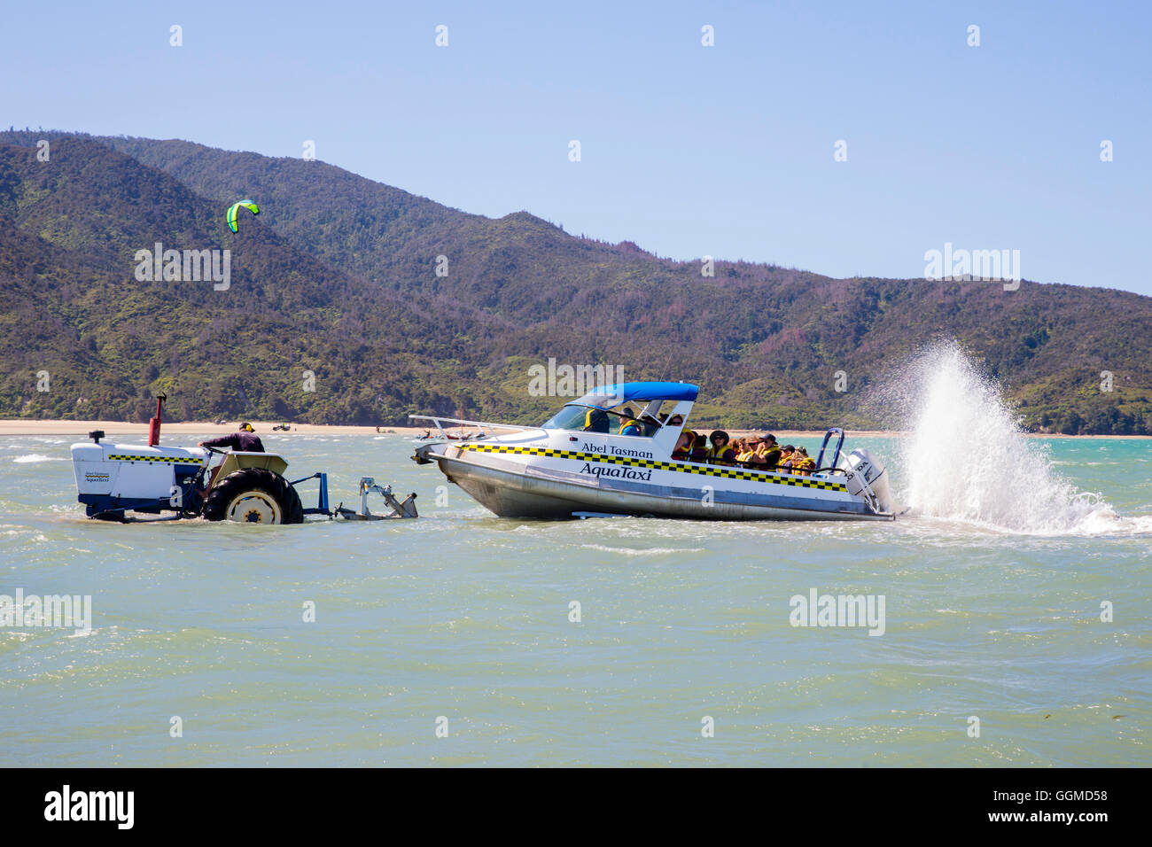 Taxiboot wird zerrte sie bei Ebbe aus dem Meer von Traktoren, Abel Tasman Nationalpark, Südinsel, Neuseeland Stockfoto