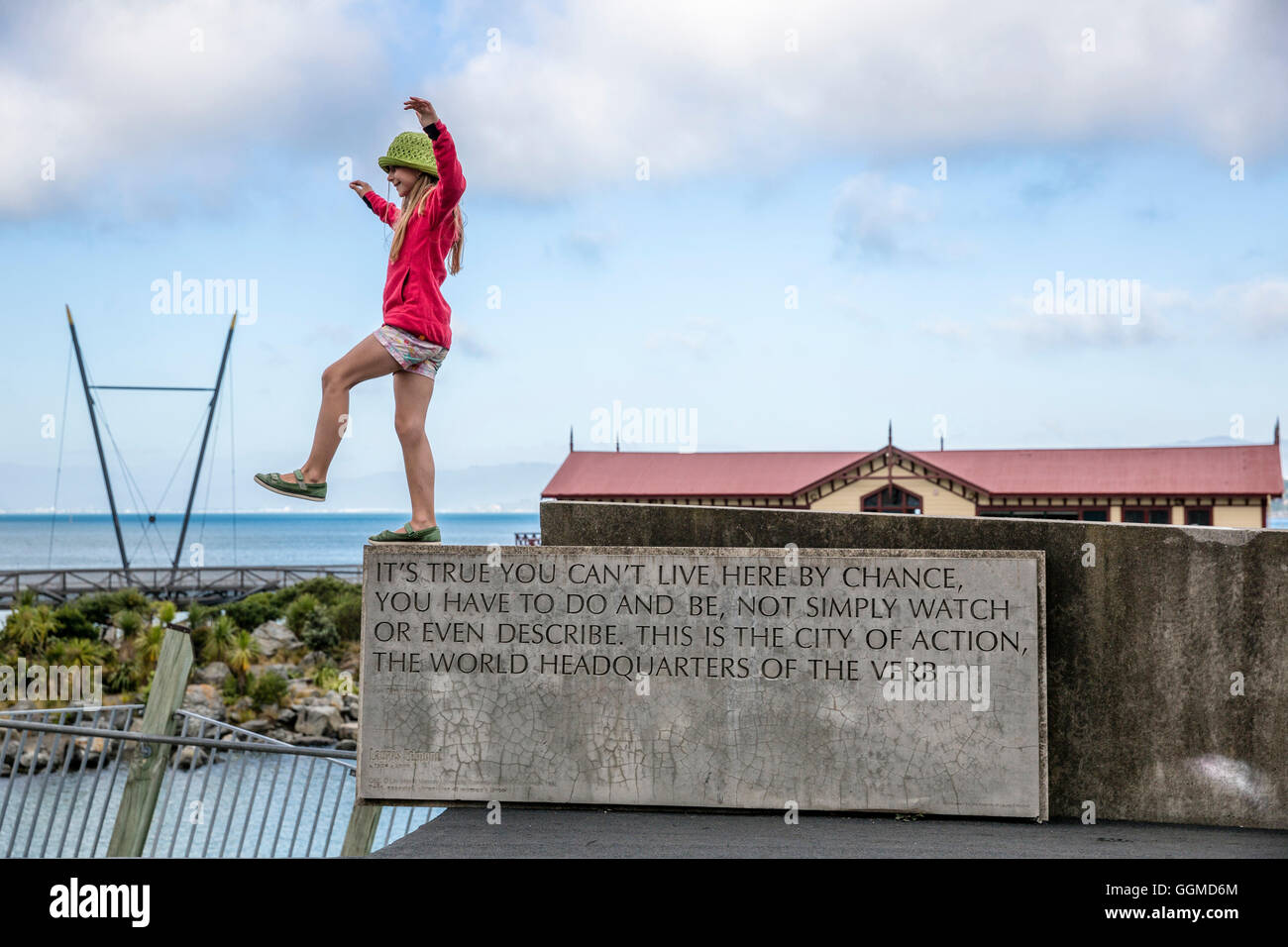 Ein Mädchen balancing, Wellington, Nordinsel, Neuseeland Stockfoto