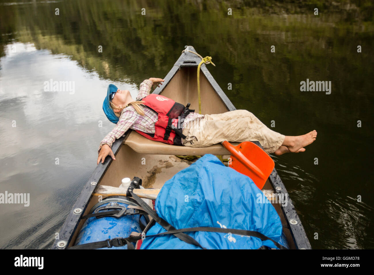 Ein Mädchen auf einer Kanutour auf dem Whanganui River, North Island, Neuseeland Stockfoto