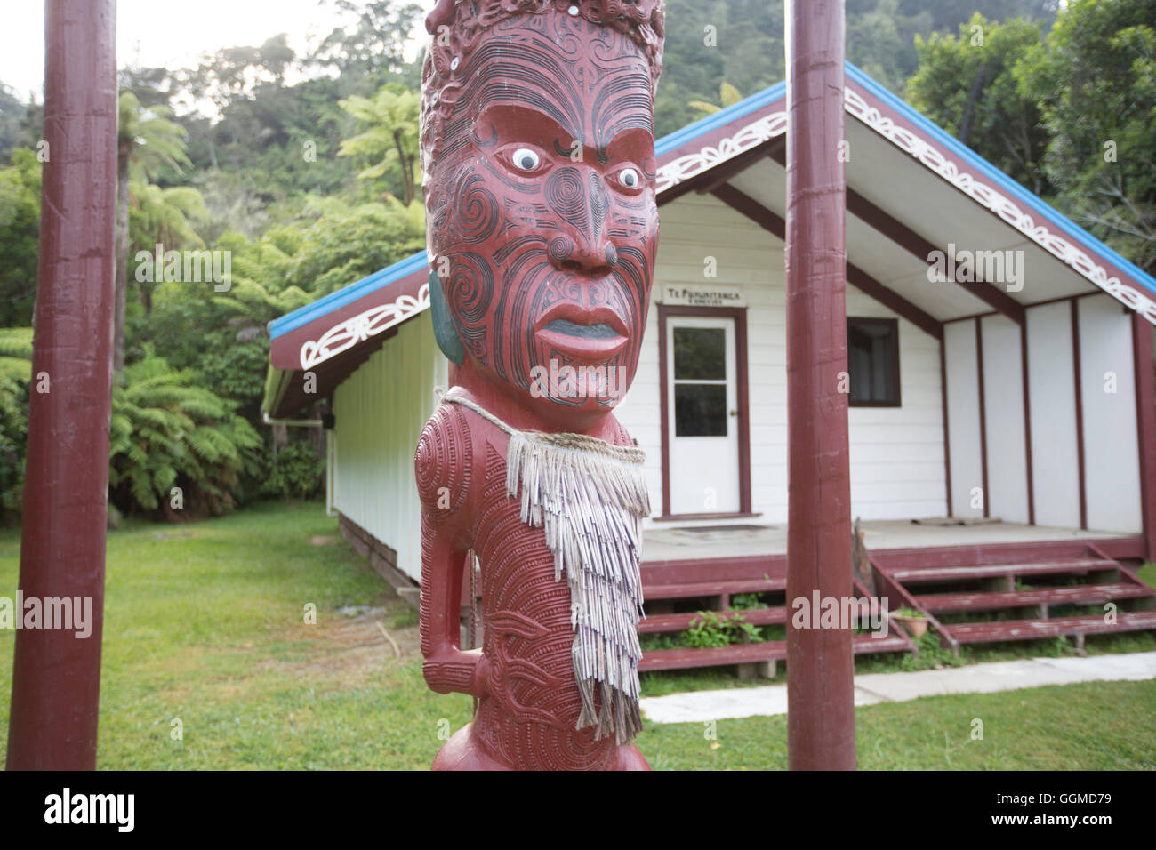 Maori Kultortes (Marae) in einer Tieke Kainga Hütte. Eine Kanutour auf dem Whanganui River, North Island, Neuseeland Stockfoto