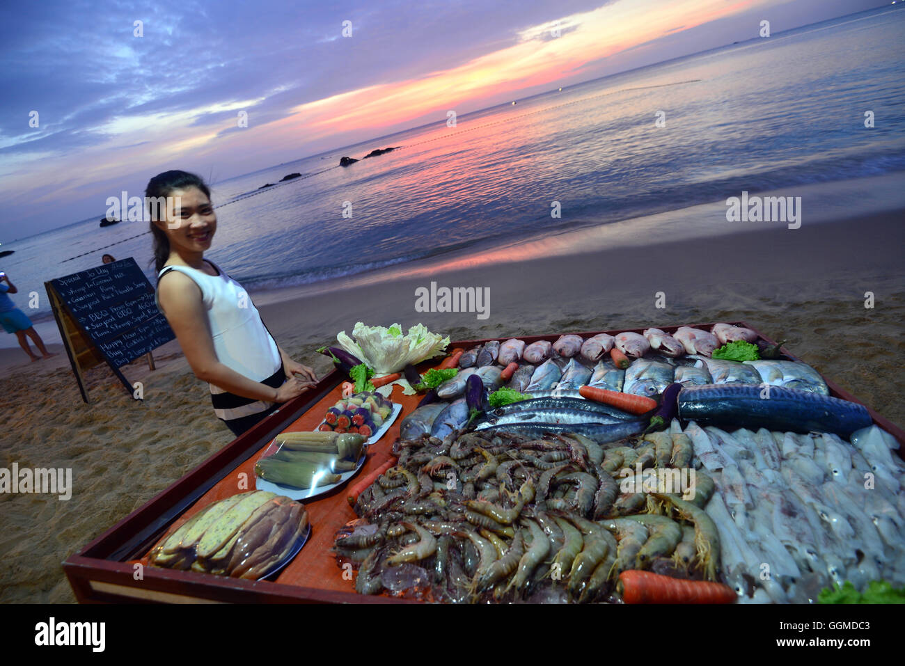 Frau, Verkauf von Fischen, Sonnenuntergang am Longbeach auf der Insel Phu Quoc, Vietnam, Asien Stockfoto