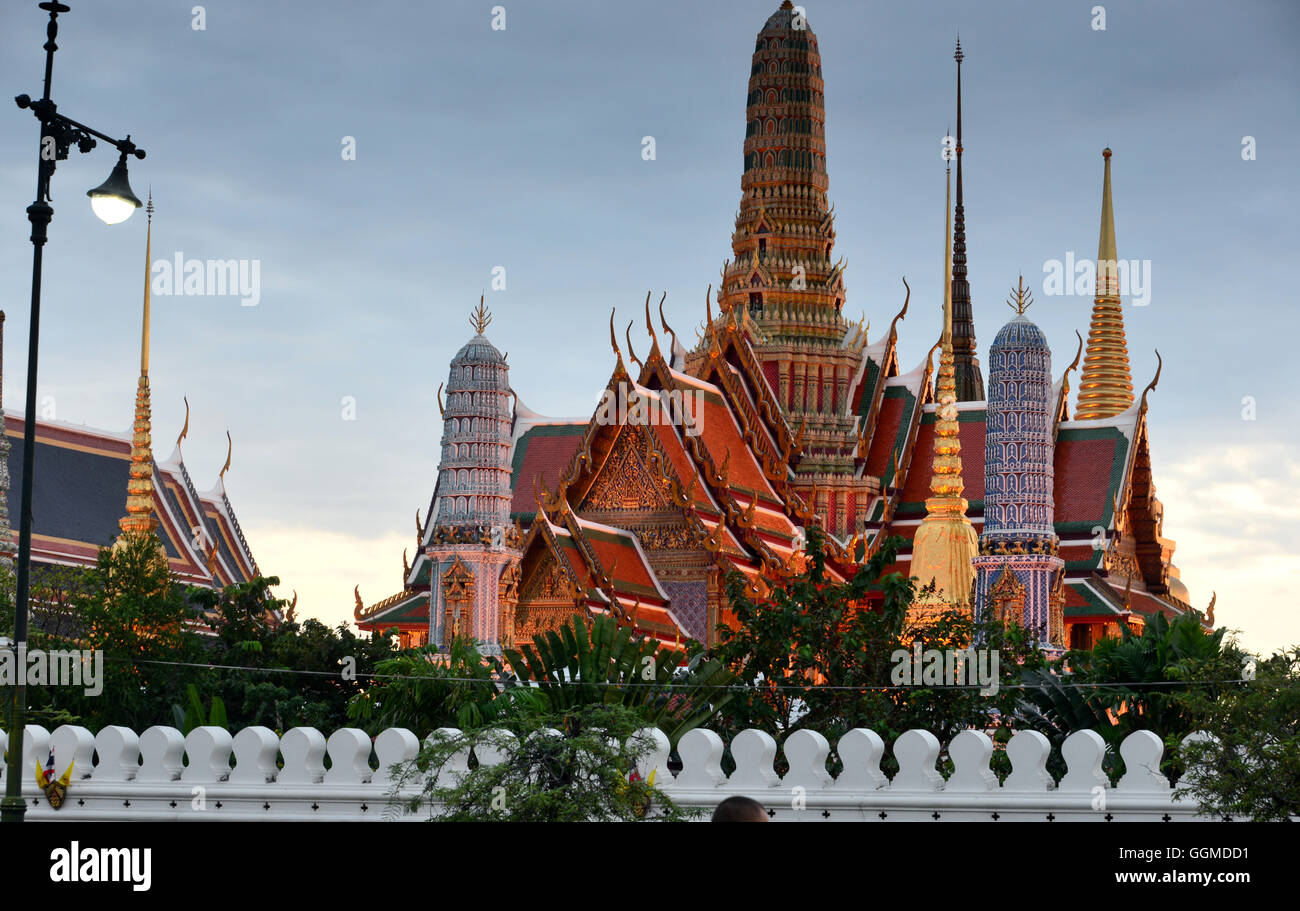Abend-Blick zum Wat Phra Kaeo, Bangkok, Thailand Stockfoto