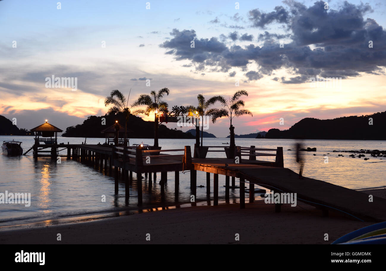 Pier bei Sonnenuntergang, Krathueng Strand, Insel von Mak, Golf von Thailand, Thailand Stockfoto