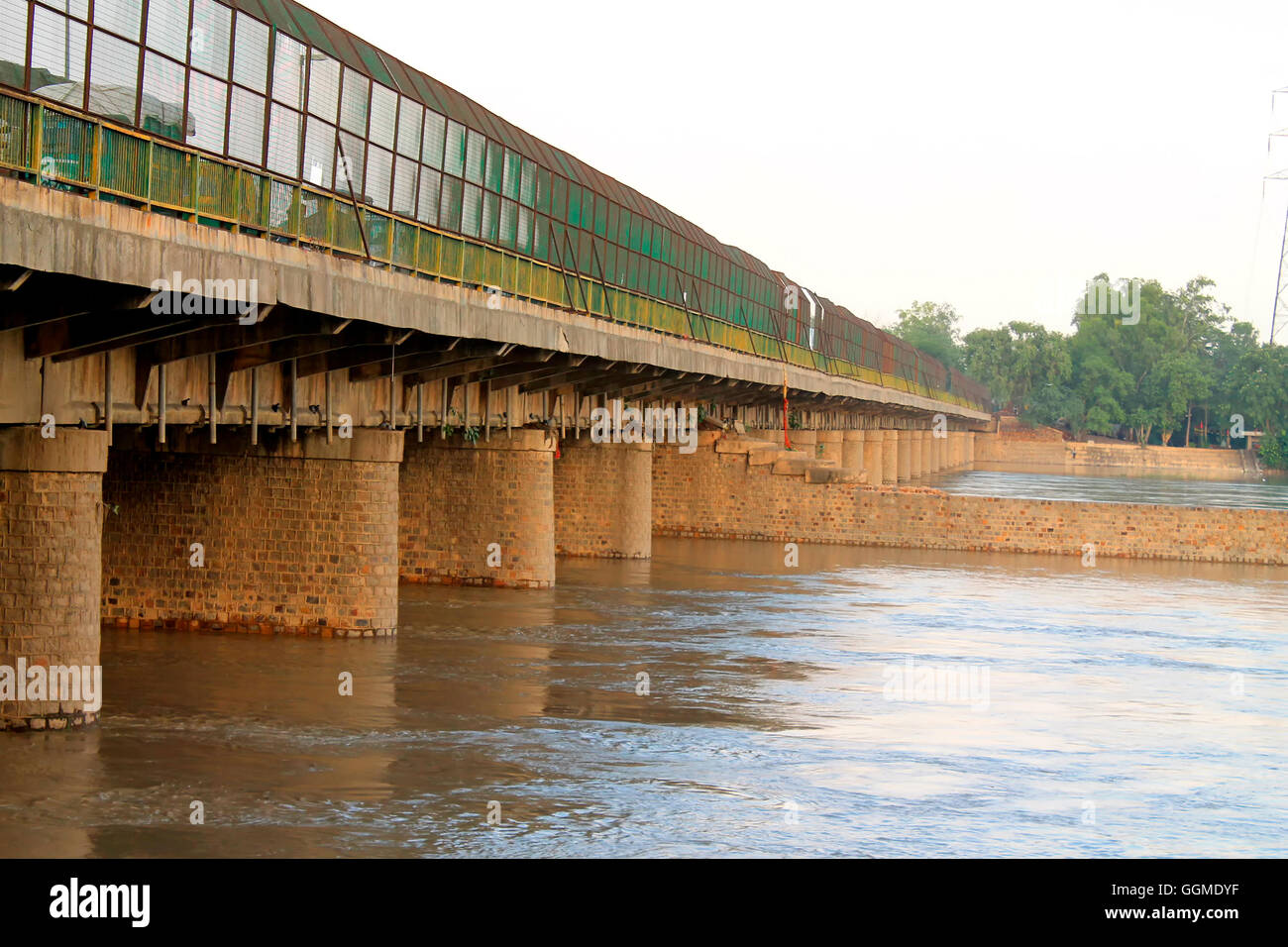 Yamuna Fluß Damm, Wazirabad, Delhi, Indien Stockfoto
