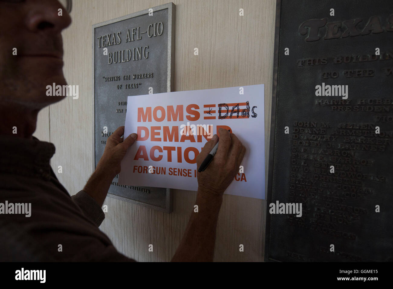 Kleinen Anti-Waffengewalt Kundgebung vor AFL-CIO Hauptsitz in Austin, Texas, mit Opfer von Waffengewalt Stockfoto