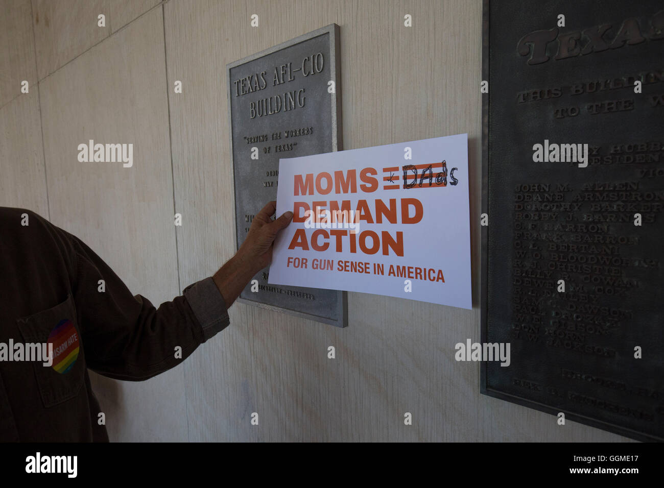 Kleinen Anti-Waffengewalt Kundgebung vor AFL-CIO Hauptsitz in Austin, Texas, mit Opfer von Waffengewalt Stockfoto