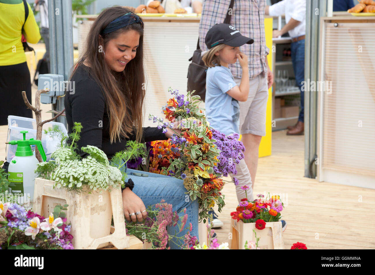 30. Juli 2016 - links Farmopolis an der Anlegestelle in Greenwich Peninsula Anzeigen über Blumen und Pflanzen von Chelsea Flower Show Stockfoto