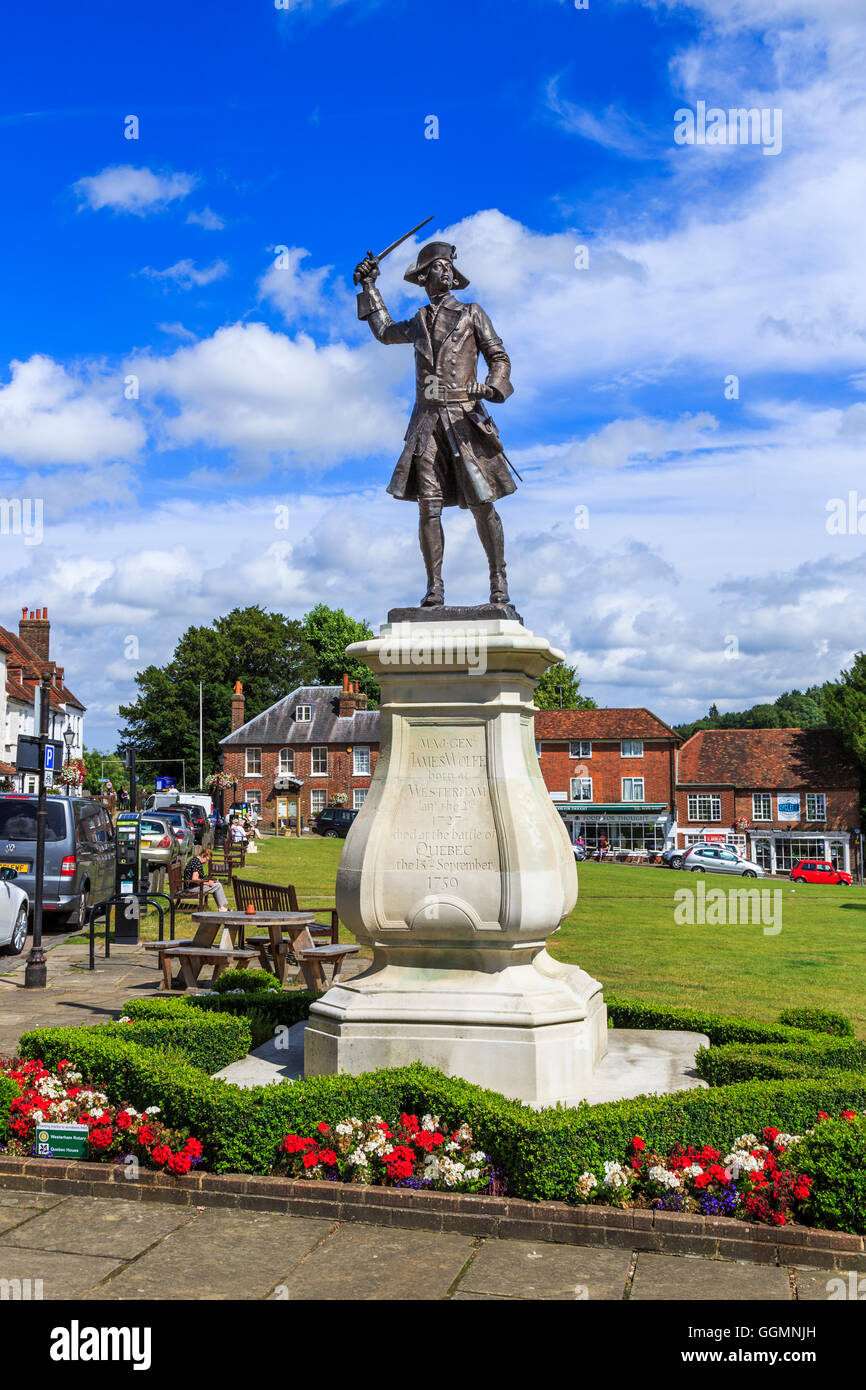 Statue des Generalmajors James Wolfe auf dem Dorfgrün in Westerham, einer Stadt im Sevenoaks District, Kent, im Sommer bei gutem Wetter mit blauem Himmel Stockfoto
