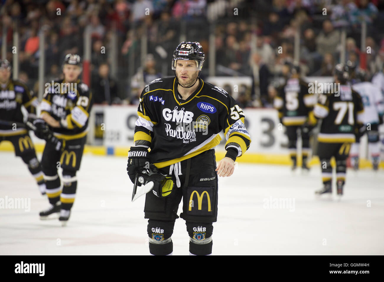 Cam Janssen Schlittschuhlaufen auf dem Eis während der Panthers Showdown mit den Belfast Giants Stockfoto