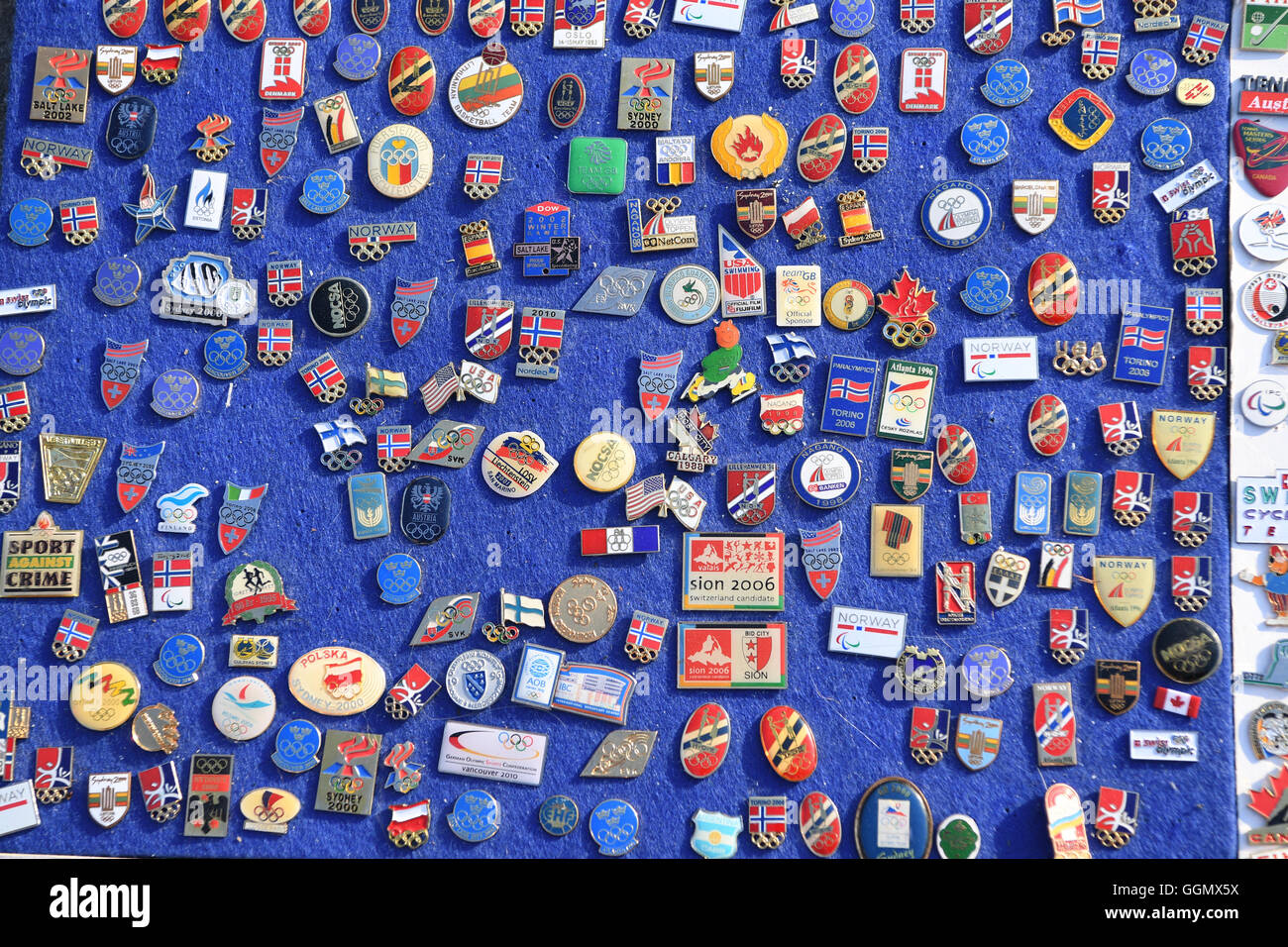 Rio De Janeiro Brasilien 5 August 16 Historische Olympia Pins Sind Auf Dem Board Ein Pin Sammler Der Versucht Sie In Der Nahe Von Olympic Park Barra In Rio De Janeiro Brasilien 5