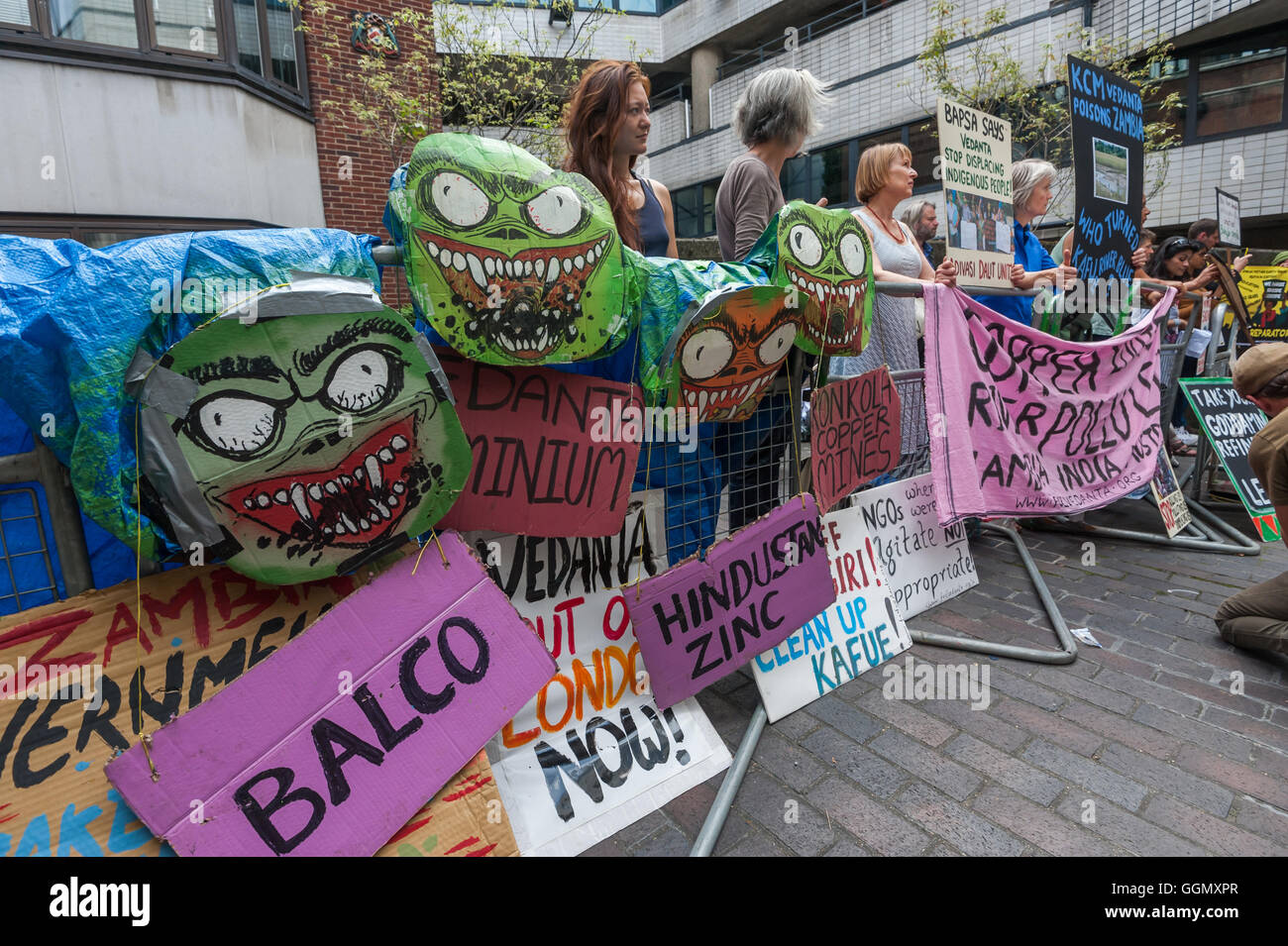 London, UK. 5. August 2016. Aktivisten an Vedanta Generalversammlung setzte den Kampf von Gemeinschaften auf der ganzen Welt gegen den Bergbau Riese, 69 % im Besitz von Milliardär Vorsitzender Anil Agarwal und seine Familie mit einem lauten Protest außerhalb und einige halten Anteile an der Besprechung teilnehmen. Die Aktivisten hatten Brough eine aufblasbare Vedanta-Monster ihre Köpfe repräsentieren einige der Vedanta-Unternehmen. Bildnachweis: Peter Marshall/Alamy Live-Nachrichten Stockfoto