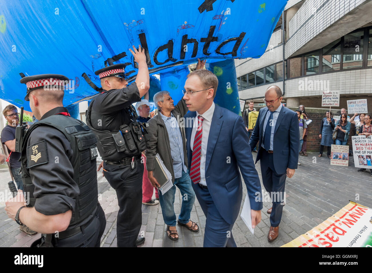 London, UK. 5. August 2016. Aktivisten an Vedanta Generalversammlung setzte den Kampf von Gemeinschaften auf der ganzen Welt gegen den Bergbau Riese, 69 % im Besitz von Milliardär Vorsitzender Anil Agarwal und seine Familie mit einem lauten Protest außerhalb Incluidng ein riesiges aufblasbares "Vedanta Monster". Polizei führen einige der Teilnehmer dieses Treffens vorbei an den Vedanta Monster und Demonstranten. Bildnachweis: Peter Marshall/Alamy Live-Nachrichten Stockfoto