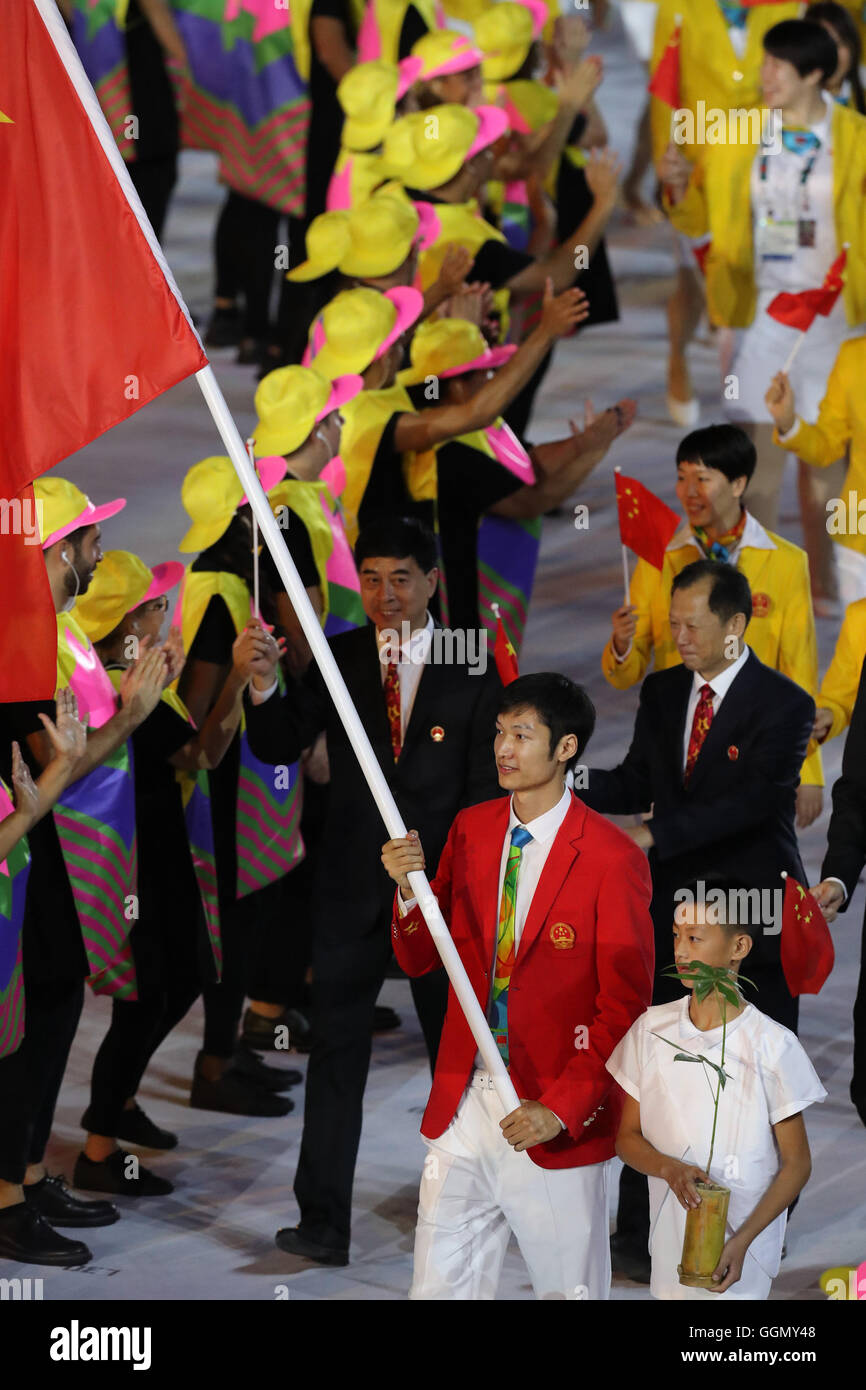 Rio De Janeiro, Brasilien. 5. August 2016. Eröffnung des RIO 2016 OLYMPICS - Flagge Träger Lei Sheng von China (CHN) bei der Eröffnung der Olympischen Spiele 2016 in Rio statt im Maracana-Stadion. (Foto: Andre Chaco/Fotoarena/Alamy Live-Nachrichten) Stockfoto