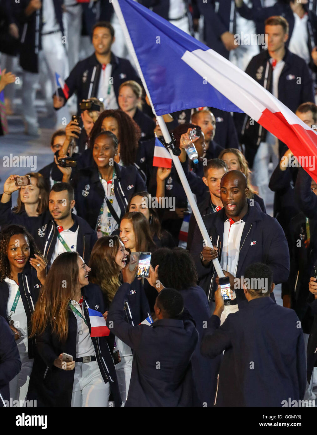 Rio De Janeiro, Brasilien. 5. August 2016. Eröffnung des RIO 2016 OLYMPICS - Flagge Träger Teddy Riner von Frankreich (FRA) bei der Eröffnung der Olympischen Spiele 2016 in Rio statt im Maracana-Stadion. (Foto: Andre Chaco/Fotoarena/Alamy Live-Nachrichten) Stockfoto