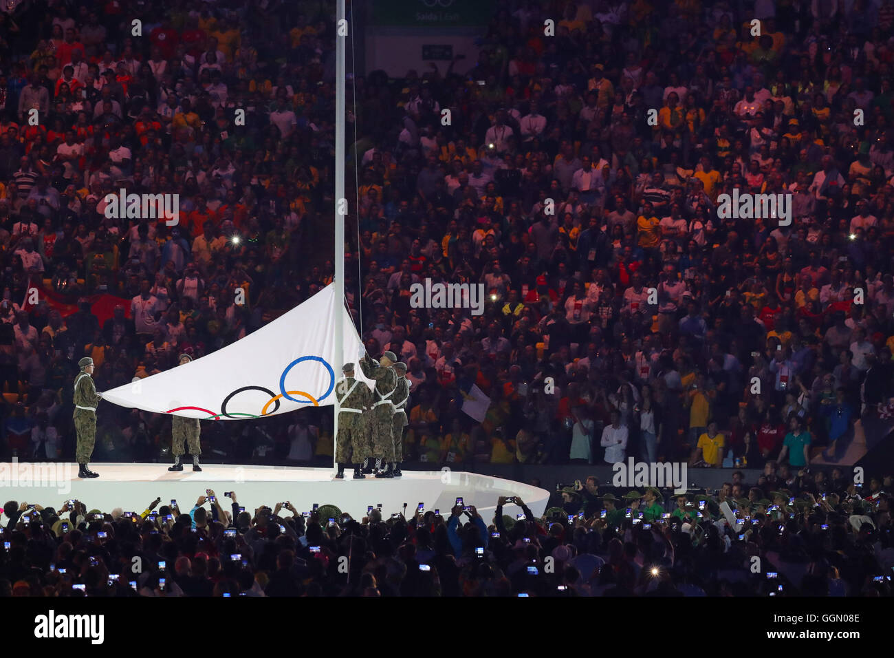 Rio De Janeiro. 5. August 2016. Eröffnung des RIO 2016 OLYMPICS - die Olympische Flagge, während der Eröffnung der Olympischen Spiele 2016 in Rio gehisst wird statt im Maracana-Stadion. (Foto: Andre Chaco/Fotoarena/Alamy Live-Nachrichten) Stockfoto