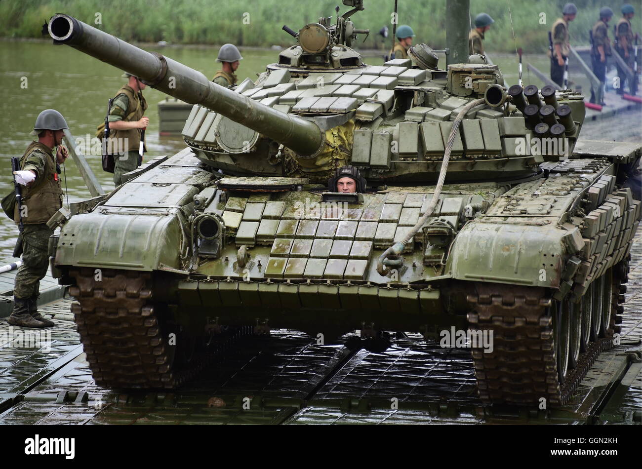 Primorje Gebiet Russland 5 August 16 Ein T 72b Panzer Fahrt Auf Eine Pontonbrucke Bei Angriff Der Kreuzung Ubungen Durch Eine Motorisierte Gewehr Brigade Und Ingenieur Einheiten Der 5 Armee Der Russischen Fernen Osten Military