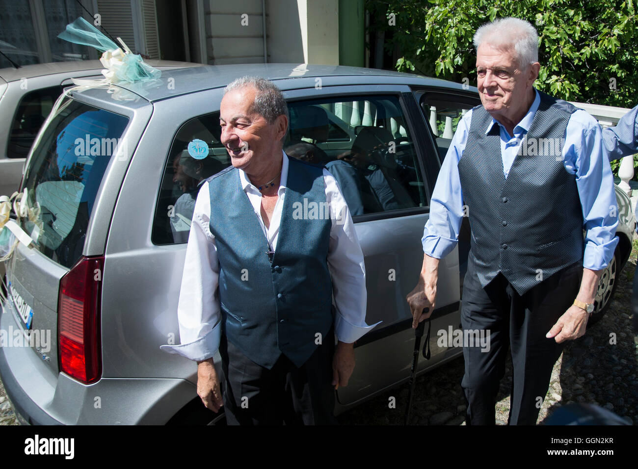TURIN, Italien - 6. August 2016: Der Bürgermeister Chiara Appendino die erste Erklärung der union Zivilverfassung in Turin erhalten.  Die erste "zivilrechtlich geeint" wird Franco und Gianni, bzw. 82 und 79 Jahren in einer Beziehung, die mehr als 50 Jahren 6. August 2016 in Turin, Italien gedauert hat: schwarz Post Press/Alamy Live News Stockfoto