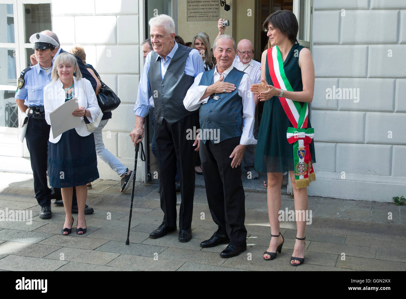 TURIN, Italien - 6. August 2016: Der Bürgermeister Chiara Appendino die erste Erklärung der union Zivilverfassung in Turin erhalten.  Die erste "zivilrechtlich geeint" wird Franco und Gianni, bzw. 82 und 79 Jahren in einer Beziehung, die mehr als 50 Jahren 6. August 2016 in Turin, Italien gedauert hat: schwarz Post Press/Alamy Live News Stockfoto