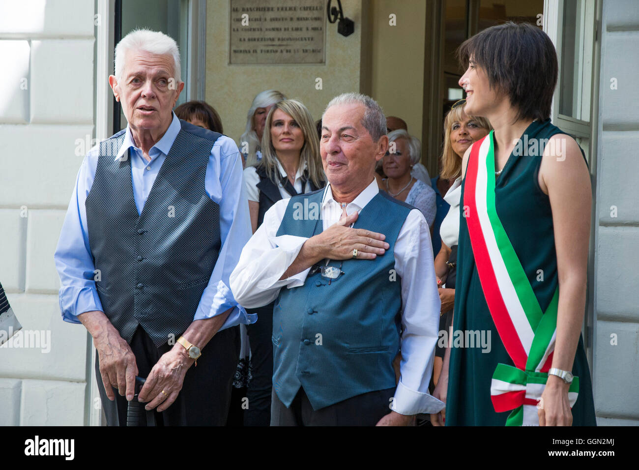 TURIN, Italien - 6. August 2016: Der Bürgermeister Chiara Appendino die erste Erklärung der union Zivilverfassung in Turin erhalten.  Die erste "zivilrechtlich geeint" wird Franco und Gianni, bzw. 82 und 79 Jahren in einer Beziehung, die mehr als 50 Jahren 6. August 2016 in Turin, Italien gedauert hat: schwarz Post Press/Alamy Live News Stockfoto