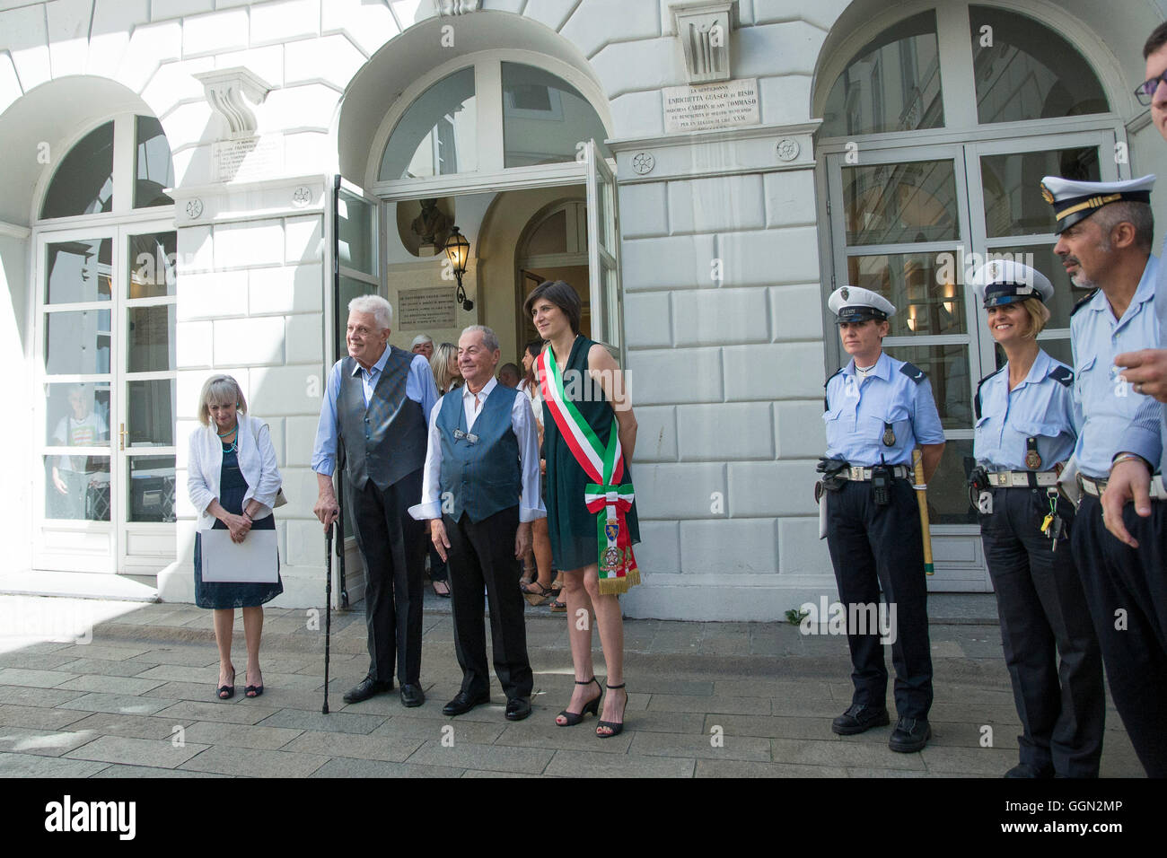 TURIN, Italien - 6. August 2016: Der Bürgermeister Chiara Appendino die erste Erklärung der union Zivilverfassung in Turin erhalten.  Die erste "zivilrechtlich geeint" wird Franco und Gianni, bzw. 82 und 79 Jahren in einer Beziehung, die mehr als 50 Jahren 6. August 2016 in Turin, Italien gedauert hat: schwarz Post Press/Alamy Live News Stockfoto