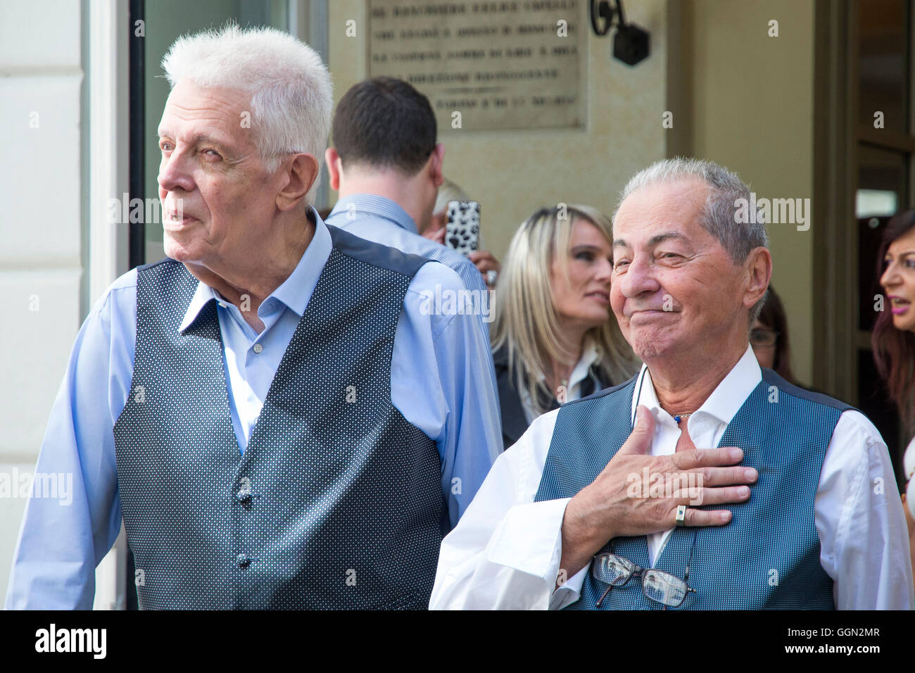 TURIN, Italien - 6. August 2016: Der Bürgermeister Chiara Appendino die erste Erklärung der union Zivilverfassung in Turin erhalten.  Die erste "zivilrechtlich geeint" wird Franco und Gianni, bzw. 82 und 79 Jahren in einer Beziehung, die mehr als 50 Jahren 6. August 2016 in Turin, Italien gedauert hat: schwarz Post Press/Alamy Live News Stockfoto