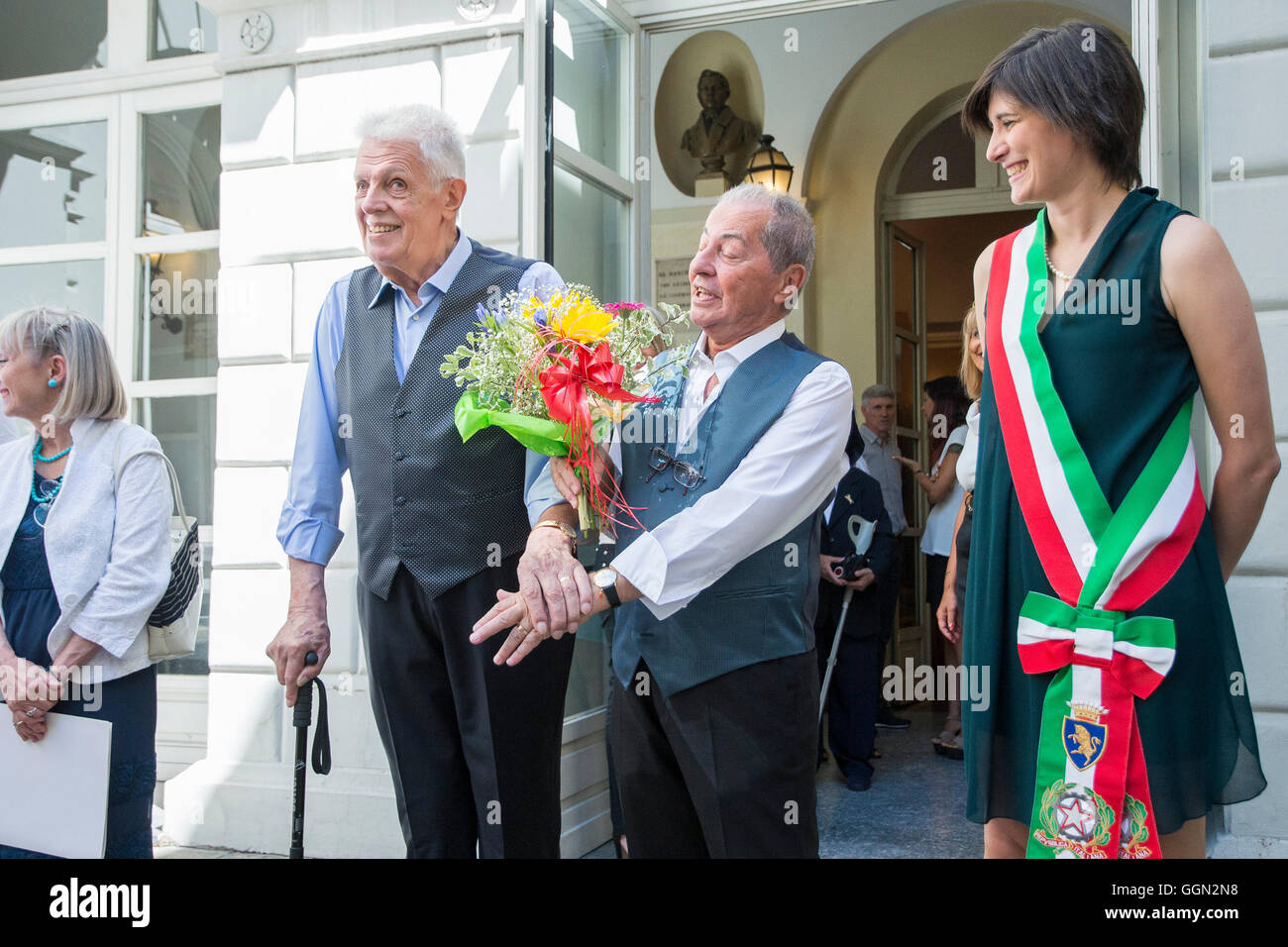 TURIN, Italien - 6. August 2016: Der Bürgermeister Chiara Appendino die erste Erklärung der union Zivilverfassung in Turin erhalten.  Die erste "zivilrechtlich geeint" wird Franco und Gianni, bzw. 82 und 79 Jahren in einer Beziehung, die mehr als 50 Jahren 6. August 2016 in Turin, Italien gedauert hat: schwarz Post Press/Alamy Live News Stockfoto
