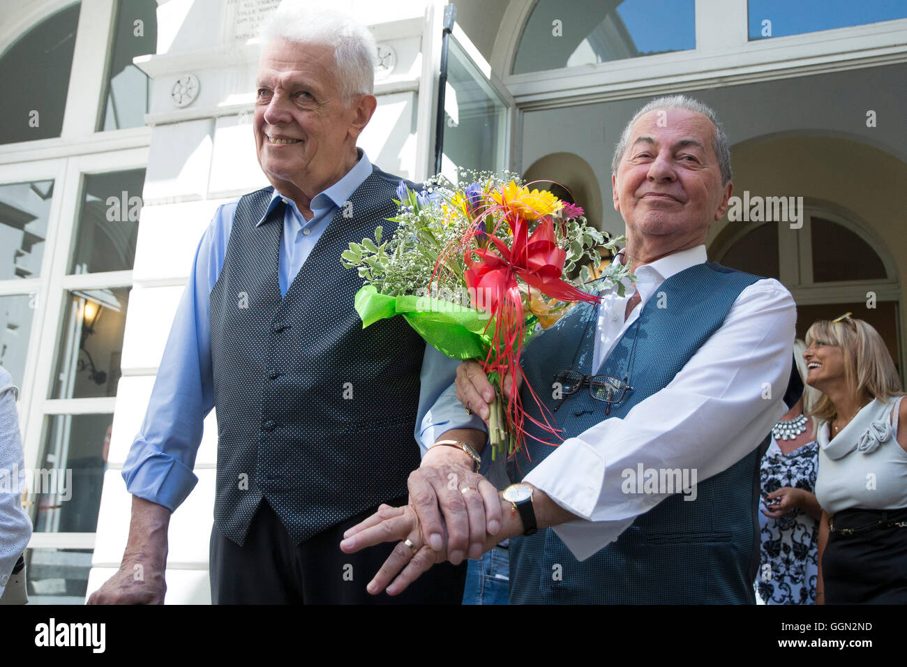 TURIN, Italien - 6. August 2016: Der Bürgermeister Chiara Appendino die erste Erklärung der union Zivilverfassung in Turin erhalten.  Die erste "zivilrechtlich geeint" wird Franco und Gianni, bzw. 82 und 79 Jahren in einer Beziehung, die mehr als 50 Jahren 6. August 2016 in Turin, Italien gedauert hat: schwarz Post Press/Alamy Live News Stockfoto