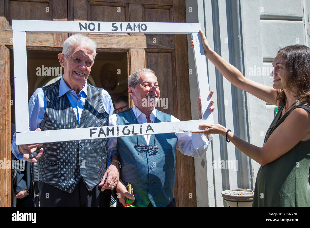 TURIN, Italien - 6. August 2016: Der Bürgermeister Chiara Appendino die erste Erklärung der union Zivilverfassung in Turin erhalten.  Die erste "zivilrechtlich geeint" wird Franco und Gianni, bzw. 82 und 79 Jahren in einer Beziehung, die mehr als 50 Jahren 6. August 2016 in Turin, Italien gedauert hat: schwarz Post Press/Alamy Live News Stockfoto
