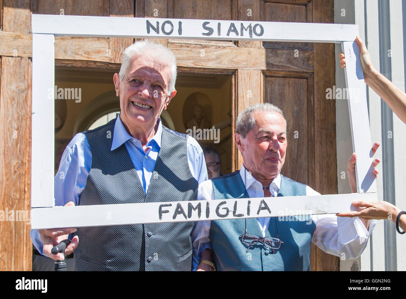 TURIN, Italien - 6. August 2016: Der Bürgermeister Chiara Appendino die erste Erklärung der union Zivilverfassung in Turin erhalten.  Die erste "zivilrechtlich geeint" wird Franco und Gianni, bzw. 82 und 79 Jahren in einer Beziehung, die mehr als 50 Jahren 6. August 2016 in Turin, Italien gedauert hat: schwarz Post Press/Alamy Live News Stockfoto