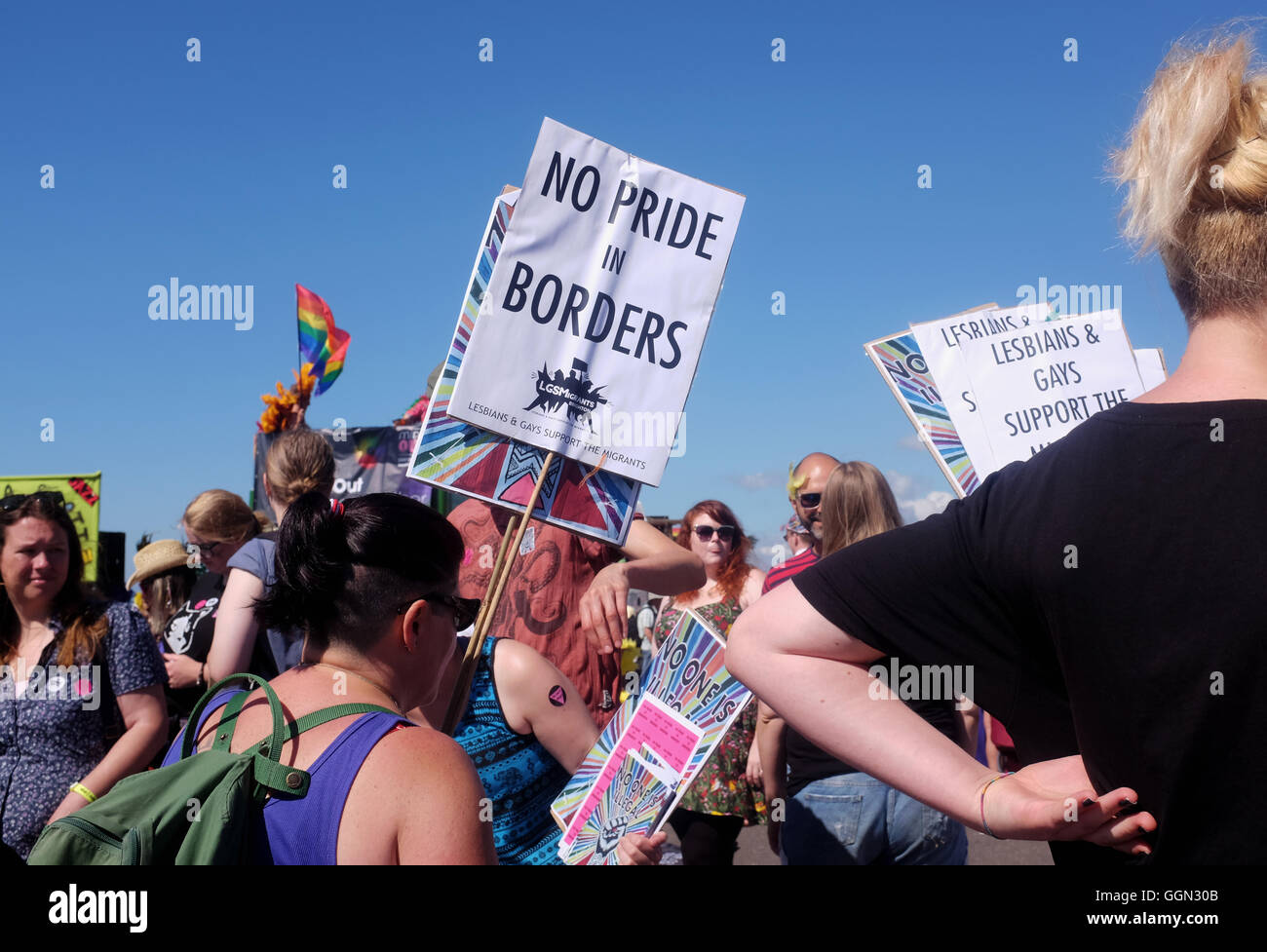 Brighton, Sussex UK 6. August 2016 - Tausende an der Brighton and Hove Pride Community Parade beginnt an Hove Rasenflächen und endet bei Preston Park teilnehmen. Der dreitägige Brighton and Hove Pride Festival ist das größte in der UK-Credit: Simon Dack/Alamy Live News Stockfoto