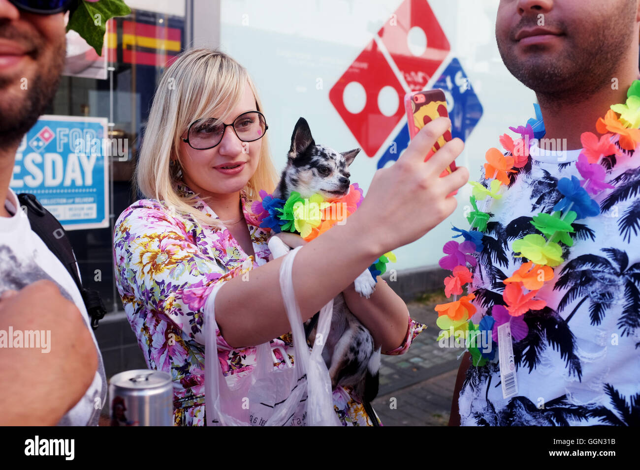 Brighton, Sussex UK 6. August 2016 - Tausende an der Brighton and Hove Pride Community Parade beginnt an Hove Rasenflächen und endet bei Preston Park teilnehmen. Der dreitägige Brighton and Hove Pride Festival ist das größte in der UK-Credit: Simon Dack/Alamy Live News Stockfoto