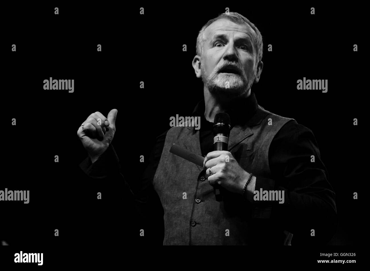 Belfast, Nordirland. 5. August 2016 - führt Belfast Komiker Jake O'Kane bei der jährlichen Feile eine Phobail Comedy Nacht. Bildnachweis: Stephen Barnes/Alamy Live-Nachrichten Stockfoto