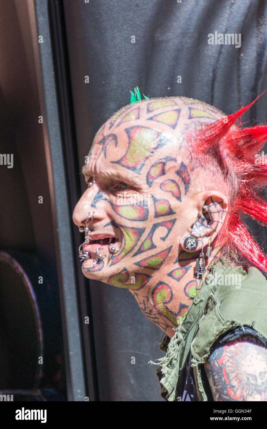 Blackpool, UK. 6. August 2016 Nachrichten. Die bunte Show von Punks weiter die in Blackpool heute. Samstag wird voraussichtlich der geschäftigste Tag des Festivals Credit: Gary Telford/Alamy Live News Stockfoto