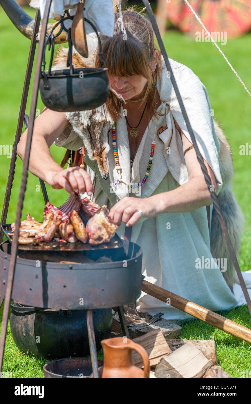 Tettenhall Wolverhampton, UK. 6. August 2016.  Wolverhampton Birmingham Geschichte Gesellschaft Schlacht von Wodensfield Re-Enactment August 5. 910 n. Chr. Die Schlacht von Tettenhall (manchmal genannt die Schlacht von Birmingham oder Wōdnesfeld) erfolgte nach der angelsächsischen Chronik, in der Nähe von Tettenhall Wolverhampton am 5 August 910. Die Alliierten Streitkräfte von Mercia und Wessex traf eine Armee von Northumbrian Wikinger in Mercia. Bildnachweis: David Holbrook/Alamy Live-Nachrichten Stockfoto