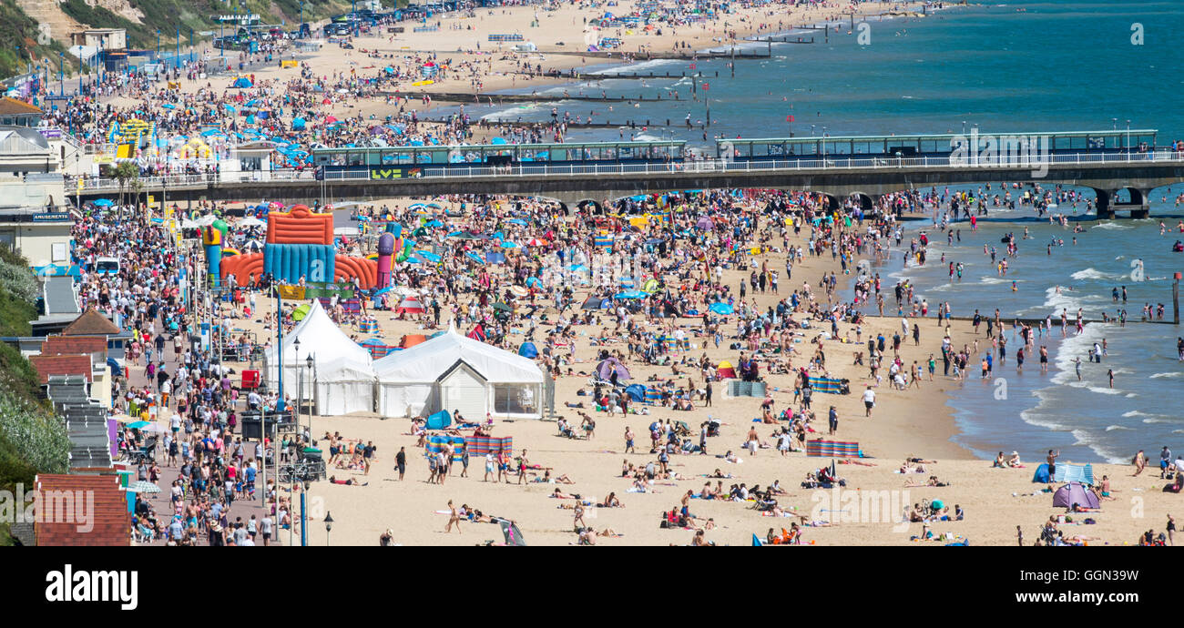 Bournemouth, UK, 6August 2016. Menschenmassen strömen in Bournemouth Beach als sonniges Wetter weiter im Süden von England. Bildnachweis: John Beasley/Alamy Live-Nachrichten Stockfoto